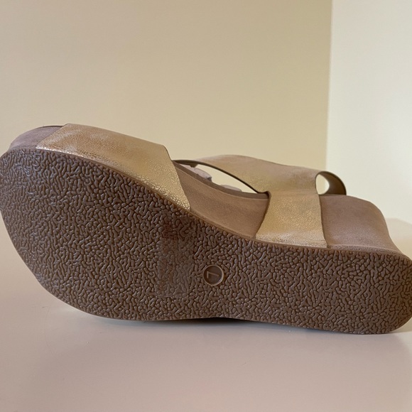 NWT a pair of gold sandals size 7 - Picture 4 of 8